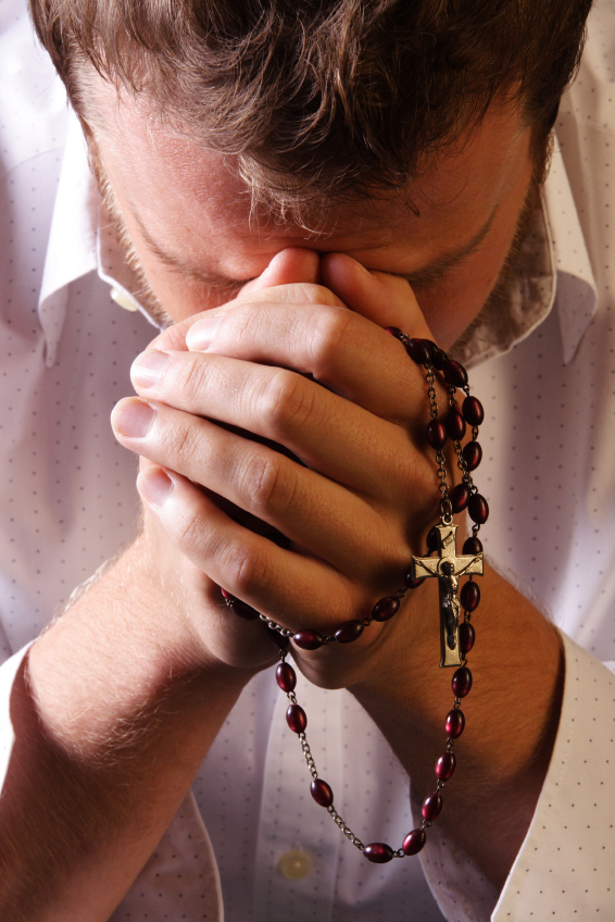 rezando-el-rosario.png