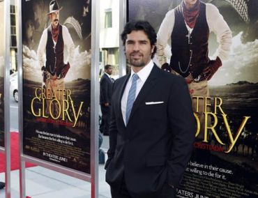 Actor Eduardo Verastegui, star of the film "For Greater Glory" arrives for the film's premiere in Beverly Hills, California May 31, 2012. The film is set during the 1920's Cristero War in Mexico, an uprising and counter-revolution against the Mexican government set off by the persecution of Roman Catholics. REUTERS/Fred Prouser (UNITED STATES - Tags: ENTERTAINMENT)